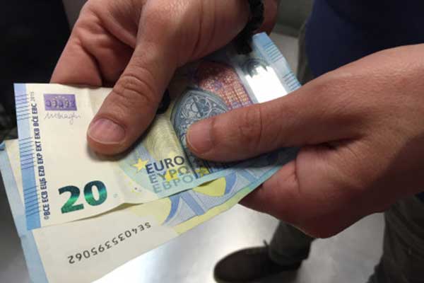 Συντάξεις: Η μεγάλη σφαγή στις επικουρικές – 40% οι μειώσεις – Ποιοι χάνουν, ποιοι γλιτώνουν το τσεκούρι