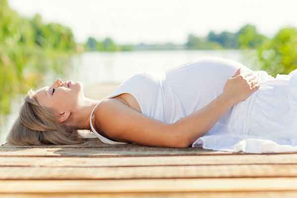 Εγκυμοσύνη: Συμβουλές για να αντέξετε τη ζέστη