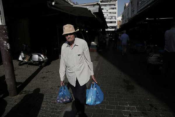 Όλες οι περικοπές στις συντάξεις με αριθμούς – Έως 230 ευρώ το μήνα έχασαν οι συνταξιούχοι