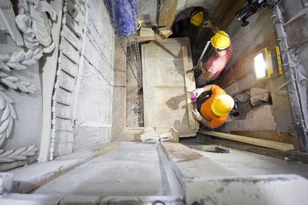 Μυστηριώδη φαινόμενα στον Πανάγιο Τάφο: Φήμες για «γλυκιά οσμή» που αναδίδεται από το εσωτερικό