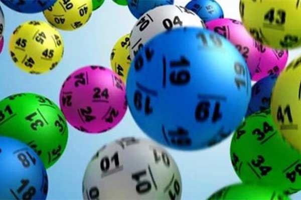 Δέκα εκατομμύρια ευρώ θα διανεμηθούν την Κυριακή (παραμονή των Χριστουγέννων) από τη λοταρία του υπουργείο Οικονομικών, με βάση τις δαπάνες των φορολογούμενων με κάρτες ή άλλες μορφές ηλεκτρονικών πληρωμών.  Πρόκειται για τη μεγάλη λοταρία του έτους η οποία θα αφορά τις δαπάνες των φορολογουμένων για τους δέκα μήνες του 2017 (συμπεριλαμβανομένου και του Νοεμβρίου) κατά την οποία θα διανεμηθούν από 1.000 ευρώ σε 10.000 τυχερούς. Η πρώτη λοταρία, για τις αποδείξεις του Οκτωβρίου διεξήχθη στις 30 Νοεμβρίου, κατά την οποία 1.000 τυχεροί κέρδισαν από 1.000 ευρώ.  Remaining Time -0:20 Fullscreen Mute  Ειδικότερα, σε ανακοίνωσή του, το υπουργείο Οικονομικών αναφέρει:  «Το υπουργείο Οικονομικών και η Ανεξάρτητη Αρχή Δημοσίων Εσόδων (ΑΑΔΕ) ανακοινώνουν ότι στις 24 Δεκεμβρίου 2017 θα διεξαχθούν κληρώσεις του προγράμματος Δημοσίων Κληρώσεων. Στις 10 διαδοχικές κληρώσεις θα κληρωθούν 1.000 τυχεροί σε κάθε μία από αυτές, δηλαδή 10.000 συνολικά, οι οποίοι κερδίζουν από 1.000 ευρώ. Σε αυτές τις κληρώσεις συμπεριλαμβάνονται οι συναλλαγές με κάρτες και ηλεκτρονικά μέσα πληρωμής των μηνών Ιανουαρίου έως και Σεπτεμβρίου καθώς και του Νοεμβρίου. Η κλήρωση για τις συναλλαγές του Οκτωβρίου έγινε στις 30 Νοεμβρίου, ενώ η κλήρωση για τις συναλλαγές του Δεκεμβρίου θα γίνει στο τέλος Ιανουαρίου.   Πριν από τη διενέργεια των κληρώσεων θα αναρτηθούν σε εφαρμογή στον διαδικτυακό τόπο της ΑΑΔΕ www.aade.gr το πλήθος των λαχνών που αντιστοιχούν σε κάθε φορολογούμενο. Η πρόσβαση επιτυγχάνεται με τους κωδικούς που διαθέτουν οι χρήστες για όλες τις ηλεκτρονικές υπηρεσίες τής ΑΑΔΕ. Όσοι κληρωθούν θα πρέπει να σπεύσουν να δηλώσουν τραπεζικό λογαριασμό μέσω της εφαρμογής του Taxis, ώστε να τους καταβληθεί το ποσό. Υπενθυμίζεται, ότι τα χρηματικά έπαθλα του Προγράμματος Δημοσίων Κληρώσεων είναι ακατάσχετα, αφορολόγητα, δεν αποτελούν εισόδημα και δεν υπόκεινται σε καμιά κράτηση υπέρ του Δημοσίου ή τρίτου.   Το πρόγραμμα Δημοσίων Κληρώσεων είναι ένα πρόγραμμα του υπουργείου Οικονομικών, που διενεργείται με τη συνεργασία της Ανεξάρτητης Αρχής Δημοσίων Εσόδων, με στόχο την επιβράβευση των πολιτών και την ενίσχυση των κινήτρων για τη χρήση του ηλεκτρονικού χρήματος, που με τη σειρά του συμβάλλει στην καταπολέμηση της φοροδιαφυγής