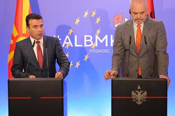 Κομισιόν: Ανοίγουν οι πύλες της ΕΕ για Σκόπια και Αλβανία