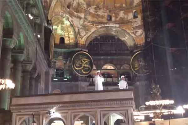 Νέα τουρκική πρόκληση: Προσευχήθηκαν διαβάζοντας το Κοράνι μέσα στην Αγιά Σοφιά