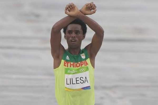 Ρίο 2016: Πήρε ασημένιο μετάλλιο αλλά η διαμαρτυρία του μπορεί να κοστίσει τη ζωή του! (vid)