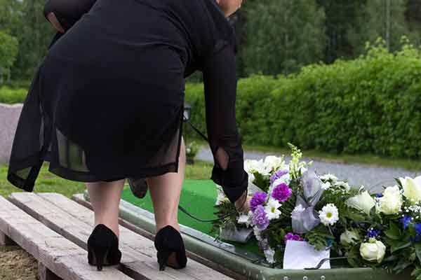 Γυναίκα πενθούσε για 14 χρόνια σε κάθε εύκαιρη κηδεία για να τρώει τζάμπα