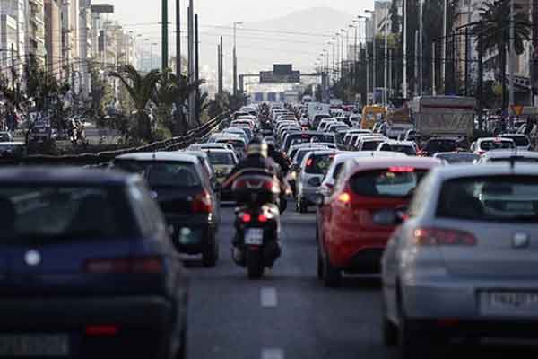 Τσιγάρο, κινητό και πάρκινγκ σε ράμπες θα αφαιρούν δίπλωμα και πινακίδες