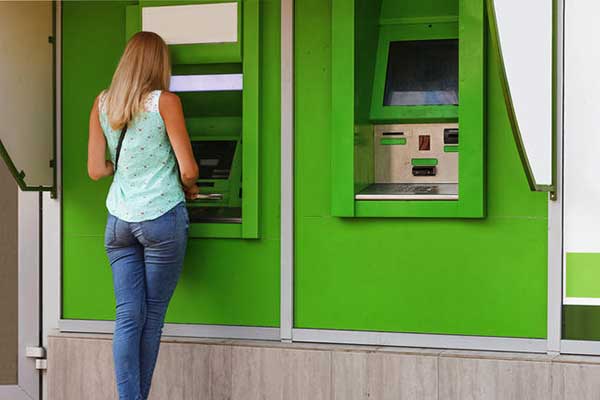 Οι 3 τρόποι εξαπάτησης στα ΑΤΜ & οι 13 να μην την «πατήσετε»