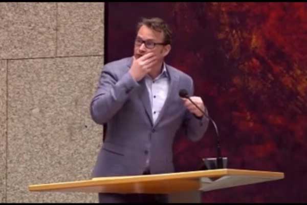 Βίντεο: Απόπειρα αυτοκτονίας στο ολλανδικό κοινοβούλιο - Άνδρας έκανε "βουτιά" στο κενό από τα θεωρία