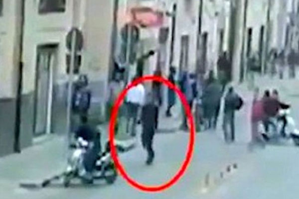 Βίντεο σοκ: Η ιταλική μαφία κήρυξε τον πόλεμο στους μετανάστες - Πυροβολισμοί και ξύλο