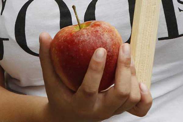 Απίστευτο: Της έβαλαν πρόστιμο 500 δολ. επειδή ξέχασε να δηλώσει ένα μήλο φτάνοντας στις ΗΠΑ