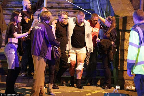 40ae2c1600000578-4531940-concert goers helped injured people make their way from the gig -a-50 1495492948328