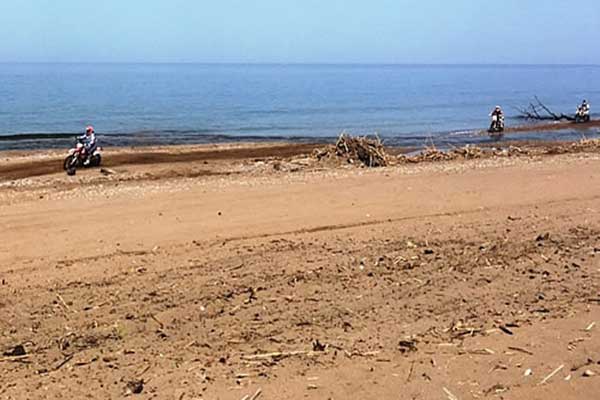 ΑΡΧΕΛΩΝ: Καταγγελία για τον αγώνα ταχύτητας από μοτοσικλέτες σε προστατευόμενη περιοχή του Κυπαρισσιακού [PHOTOS]