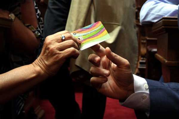 Ενεργοποιείται σήμερα η κάρτα αλληλεγγύης για 148.044 δικαιούχους