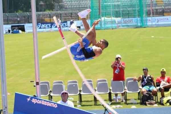 Στίβος: Έσπασε το κοντάρι του Εμμανουήλ Καραλή! (pics & vid)