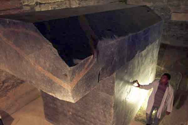 Απίστευτο: Κατέστρεψαν σαρκοφάγο 800 ετών για να βγάλουν φωτογραφία το παιδί τους