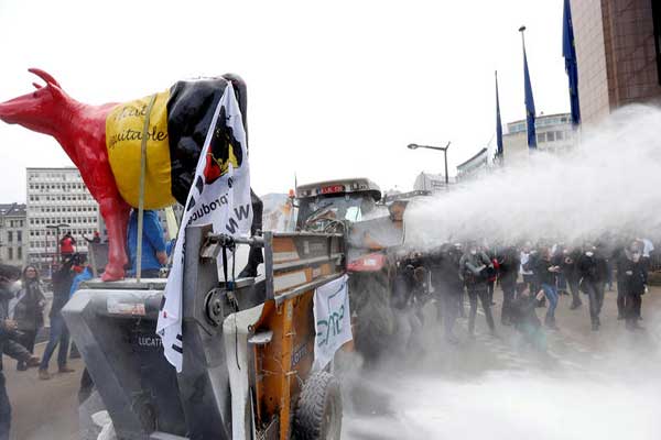 «Χιόνισε» γάλα στο κτίριο του Ευρωπαϊκού Συμβουλίου στις Βρυξέλλες φωτό