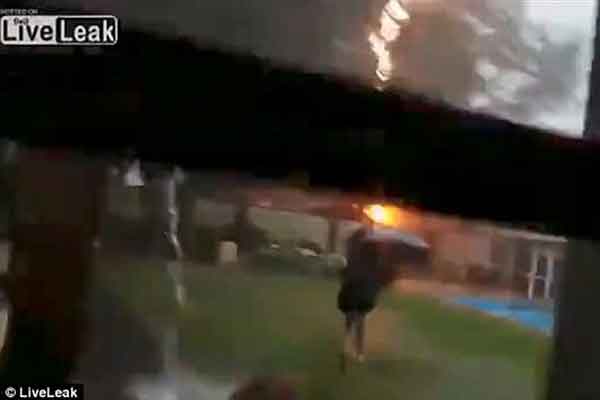 Τρομακτικό βίντεο: Κεραυνός πέφτει δίπλα σε 12χρονο παιδί