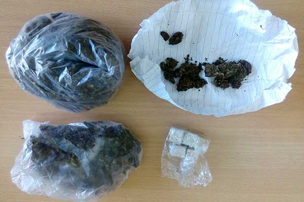 Πάτρα: Συνελήφθη 20χρονος διακινητής με πάνω από 115 γραμμάρια κάνναβη και 5 κύβους ζάχαρης εμποτισμένους με LSD