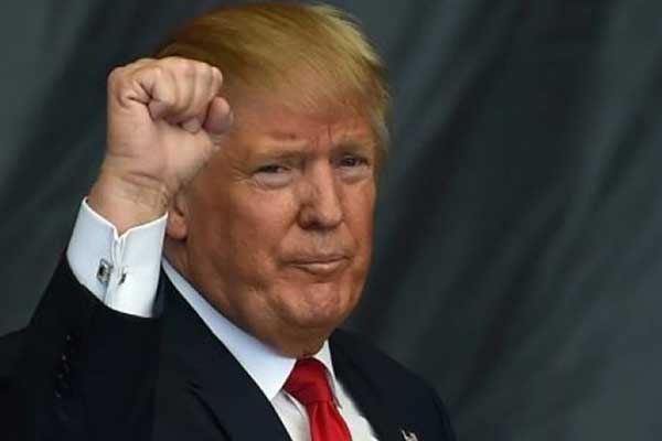 Έτοιμος να υπογράψει μέτρα για πρόσφυγες και μετανάστες ο Τραμπ: «Θα χτίσουμε το τείχος»!