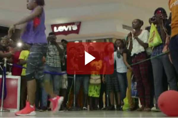 Μπήκε στο βιβλίο ρεκόρ Γκίνες χορεύοντας για 137 συνεχείς ώρες