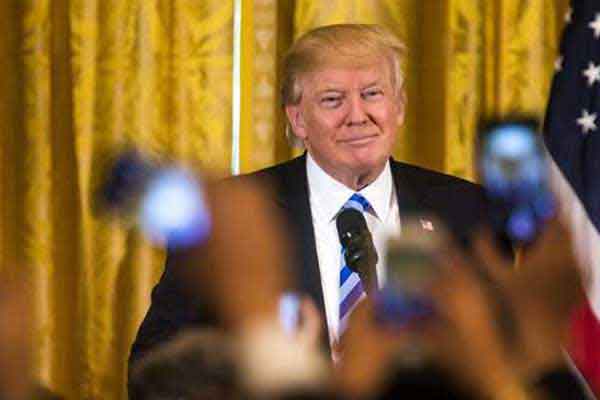 Τραμπ: Ι love the Greeks! -Μπουζούκια και κρητικοί χοροί στον Λευκό Οίκο 