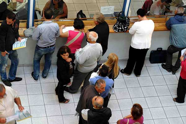 «Καταιγίδα» κατασχέσεων από την εφορία: 1.000 την ημέρα μόνο τον Φεβρουάριο