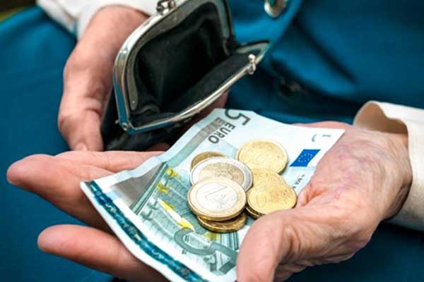 Συντάξεις: Κόφτης και στις επικουρικές – Τα νέα ποσά σε ΙΚΑ, Δημόσιο, ΟΑΕΕ