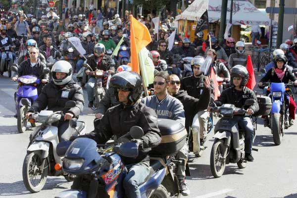 Αυξάνεται ο βασικός μισθός των «ντελιβεράδων» - Τα νέα ποσά