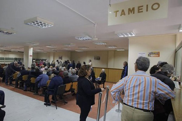 Ένας στους δύο οφειλέτες στα ταμεία έχασε τις 100 δόσεις - Πώς θα επανενταχθεί