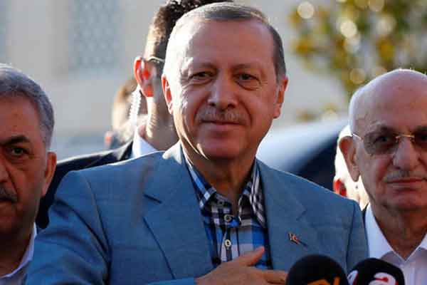 Λιποθύμησε ο Ερντογάν σε τζαμί - Τι συμβαίνει με την υγεία του