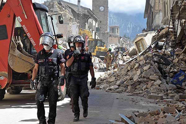 Ιταλία - Θάνατος παντού! Ξεπέρασαν τους 240 οι νεκροί - Βρήκαν ζωντανό 10χρονο κοριτσάκι μετά από 17 ώρες! Νεκρό 11χρονο αγόρι