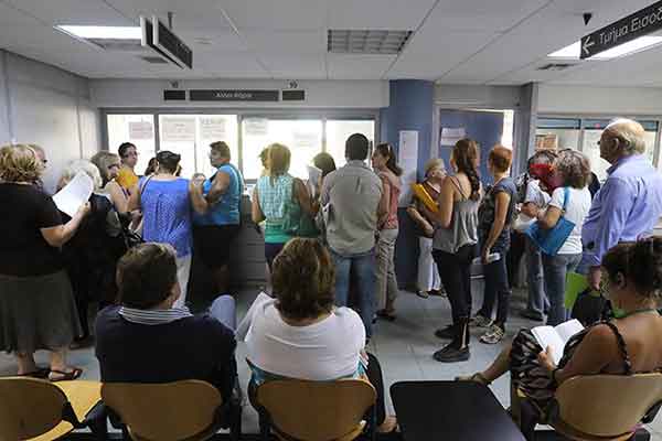 Με 1.000 κατασχέσεις λογαριασμών την ημέρα «μπαλώνουν» την τρύπα στα έσοδα