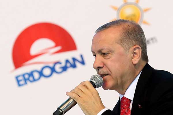 Ερντογάν: Βγάλτε τα ευρώ και τα δολάρια από το μαξιλάρι και κάντε τα τουρκικές λίρες!