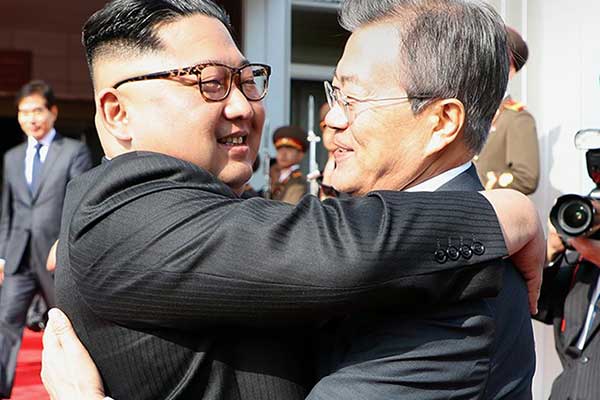 Ξαφνική συνάντηση Κιμ Γιονγκ Ουν και Μουν Τζε-ιν στα σύνορα Βόρειας και Νότιας Κορέας