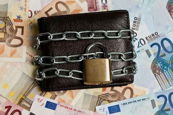 Τα κριτήρια για την κατάσχεση τραπεζικών λογαριασμών λόγω χρεών στο Δημόσιο