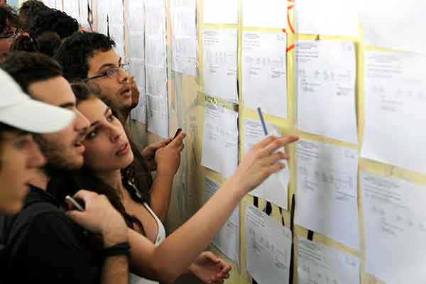 Βάσεις – Πανελλήνιες 2017: Ποιες σχολές ανεβαίνουν, ποιες πέφτουν και τα... στάνταρ