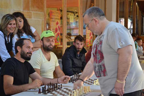 Αγώνας επίδειξης σκακιού Simultané στην Νέα Φιγαλεία!