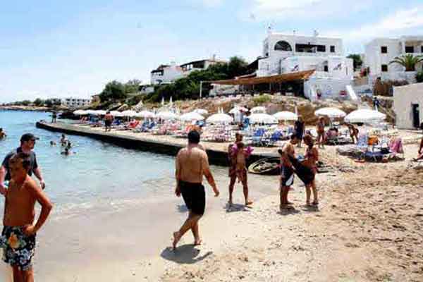 Οργιο φοροδιαφυγής στα μεγάλα νησιά -Beach bar στην Μύκονο με μηνιαίο τζίρο 4 εκατ.ευρώ, λουκέτο σε πολλά μαγαζιά