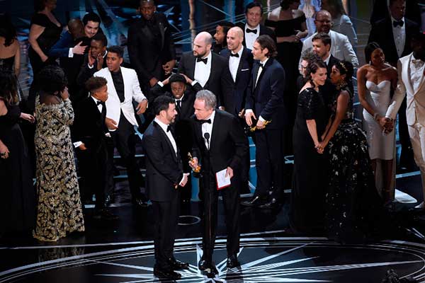 Απίστευτη γκάφα στα Οσκαρ: Ανακοίνωσαν κατά λάθος ως καλύτερη ταινία το «La La Land και όχι το «Moonlight» 
