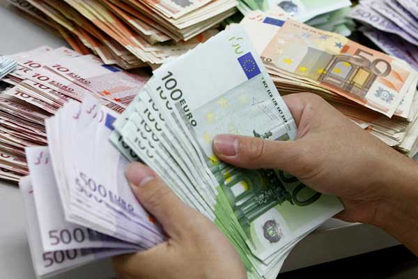 Συνεχίζεται η εκροή των καταθέσεων -Εφυγαν 750 εκατ. ευρώ τον Φεβρουάριο