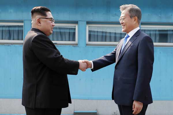 Ιστορική στιγμή: Ο Κιμ Γιονγκ Ουν πέρασε μετά από 65 χρόνια στη Νότια Κορέα