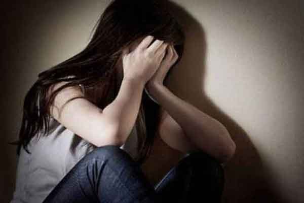 Σοκ: 9χρονη παρακολουθούσε πορνό στο σχολείο «για να μάθει τι της έκανε ο μπαμπάς το βράδυ»