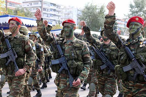 Σχέδιο για μειώσεις-σοκ από 200-400 ευρώ στους μισθούς των στρατιωτικών