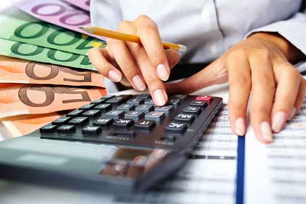 «Κούρεμα» σε καταναλωτικά δάνεια και κάρτες από τις τράπεζες – Τι προτείνουν για τα στεγαστικά