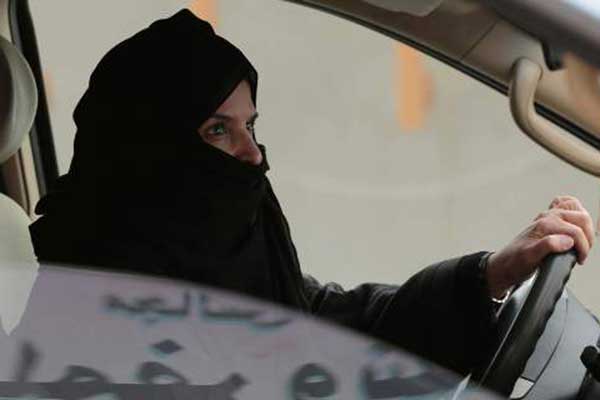 Η Σαουδική Αραβία γράφει ιστορία: Επέτρεψαν στις γυναίκες να οδηγούν  