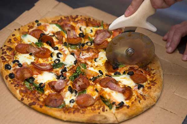 Γαλλία: Ληστής μπήκε σε πιτσαρία και με την απειλή όπλου αντί για χρήματα ζήτησε... πίτσα!