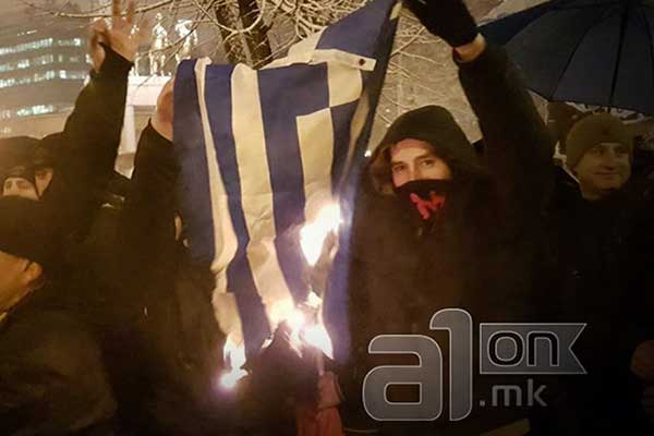 Σκόπια: Εθνικιστές έκαψαν ελληνικές σημαίες σε διαδήλωση για την ονομασία