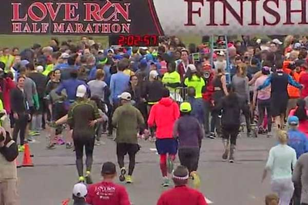 Η αποθέωση της αλληλεγγύης: Δρομείς πήραν στα χέρια τη συναθλήτρια τους προκειμένου να τερματίσει