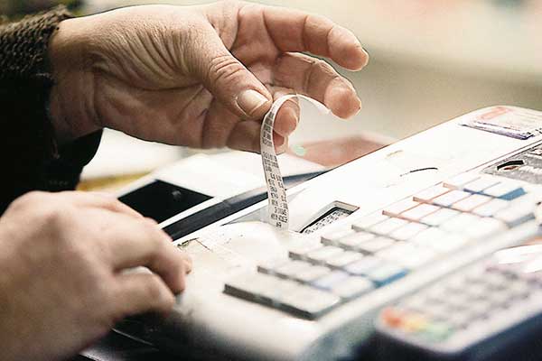 «Βρέχει» πρόστιμα και «λουκέτα» για όσους δεν κόβουν αποδείξεις και εμποδίζουν τον έλεγχο