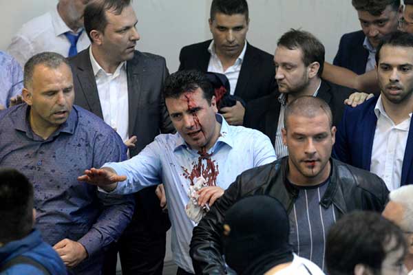 Εκρυθμη η κατάσταση στα Σκόπια: Αιματηρά επεισόδια άνευ προηγουμένου στη Βουλή, 42 τραυματίες